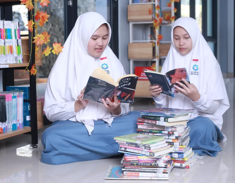 membaca di perpustakaan